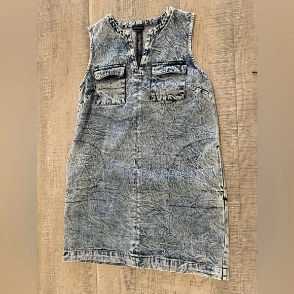 Who What Wear Distressed Denim Midi Dress with Pockets Size Medium - Picture 4 of 13
